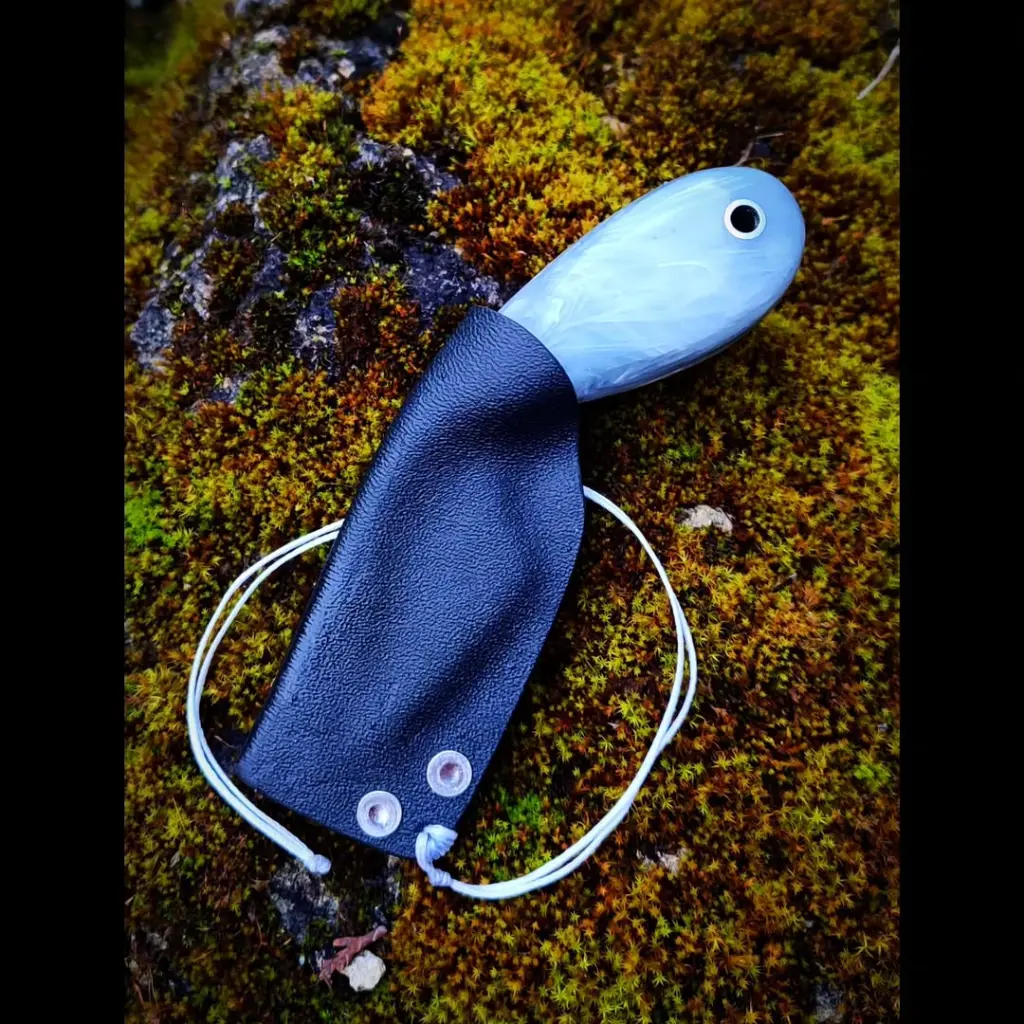 Tinka.Lame en acier xc75, trempe intégrale, patine, manche en epoxy, intercalaires et rivets en aluminium, étui en kydex, port statique.Dispo....#pikal #kydex #tactical #combative #edc(1).webp