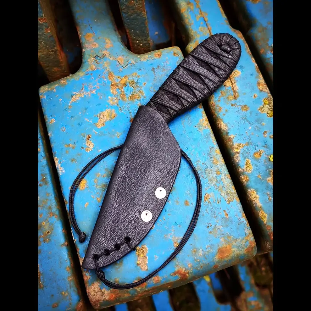 Ergot.Lame en acier xc75, trempe intégrale, patine, manche tressé stabilisé, étui en kydex, micro corde us, port statique.Dispo....#pikal #edc #edmanifesto #sneakreaper #kydex #tactical #combative(1).webp