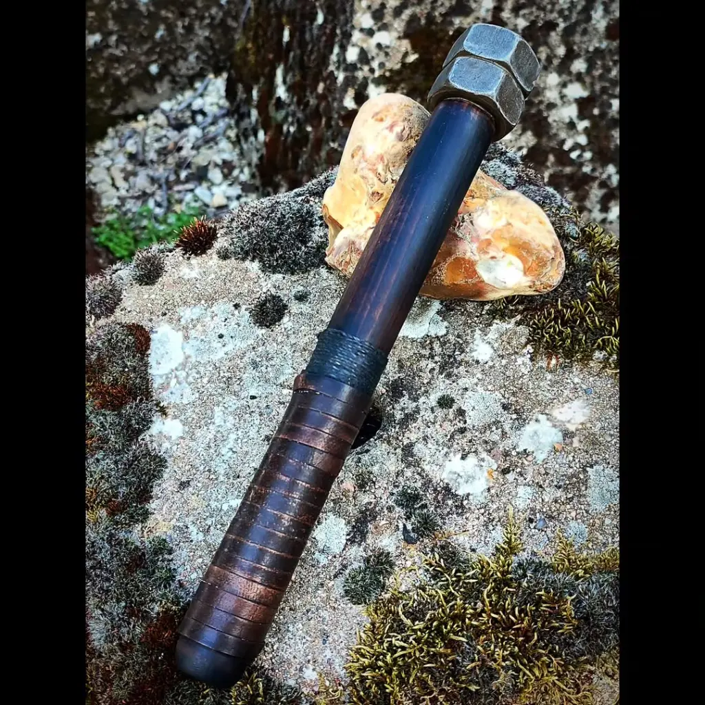 Club de tranchée.Tête en écrous carbone.Manche en hêtre, chanvre stabilisé, cuir ciré, cloutage fer.Mp si intéressé....#trenchclub #warclub #trenchwar #wwi #ww1 #bladesmith #trench(1).webp