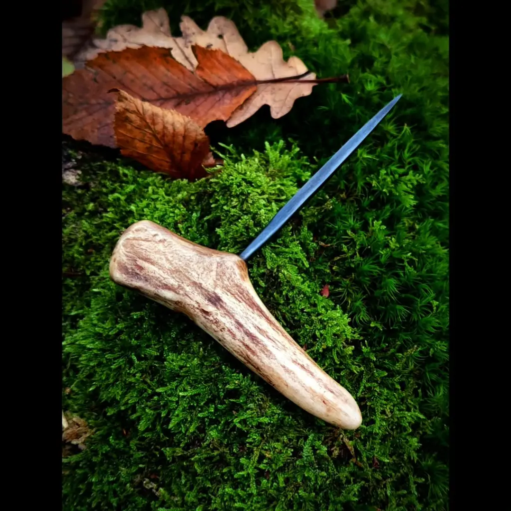 Perforateur quadrangulaire.Pointe en acier xc75, trempe intégrale, finition patinée, manche en (1).webp